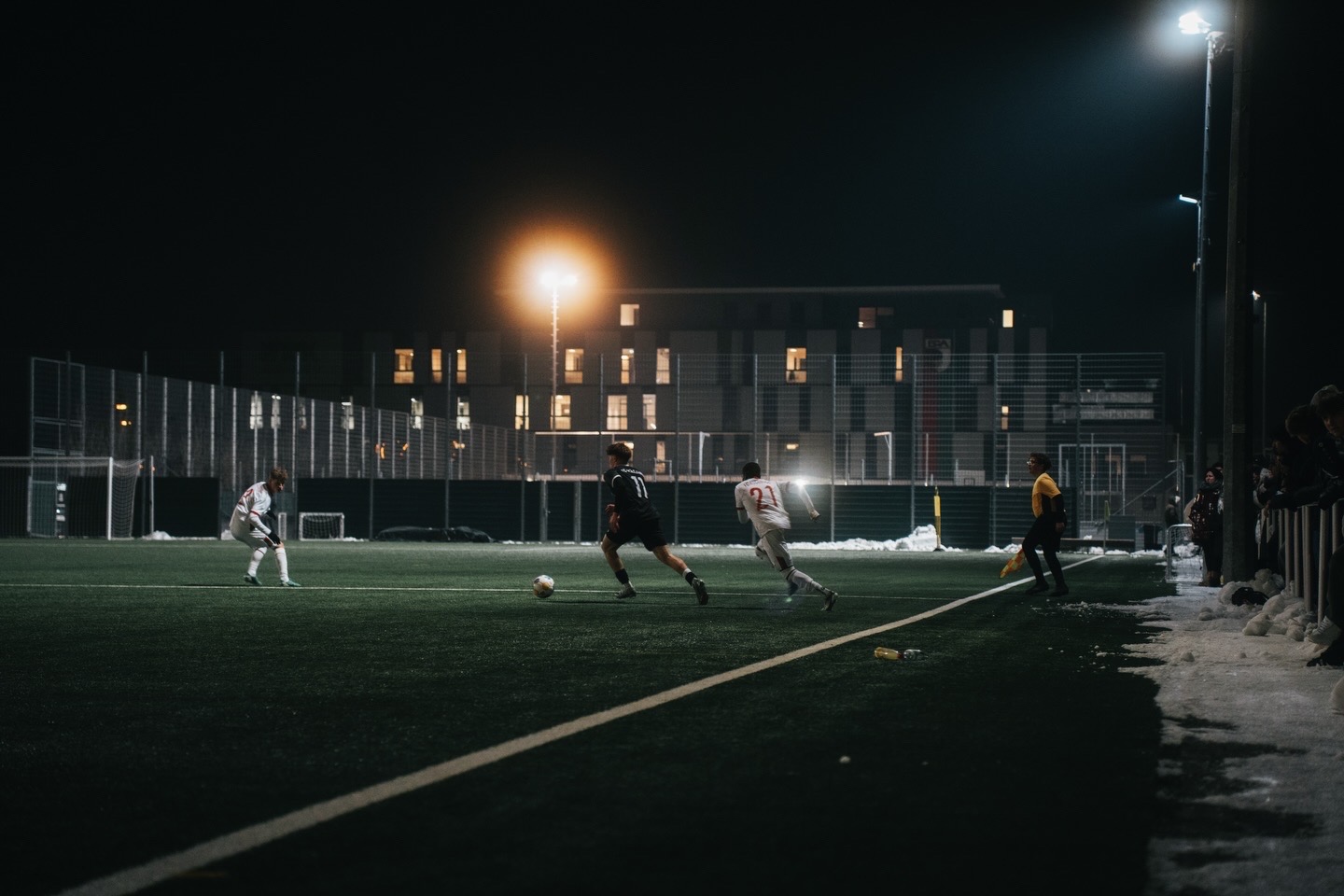 Fußballspiel unter Flutlicht