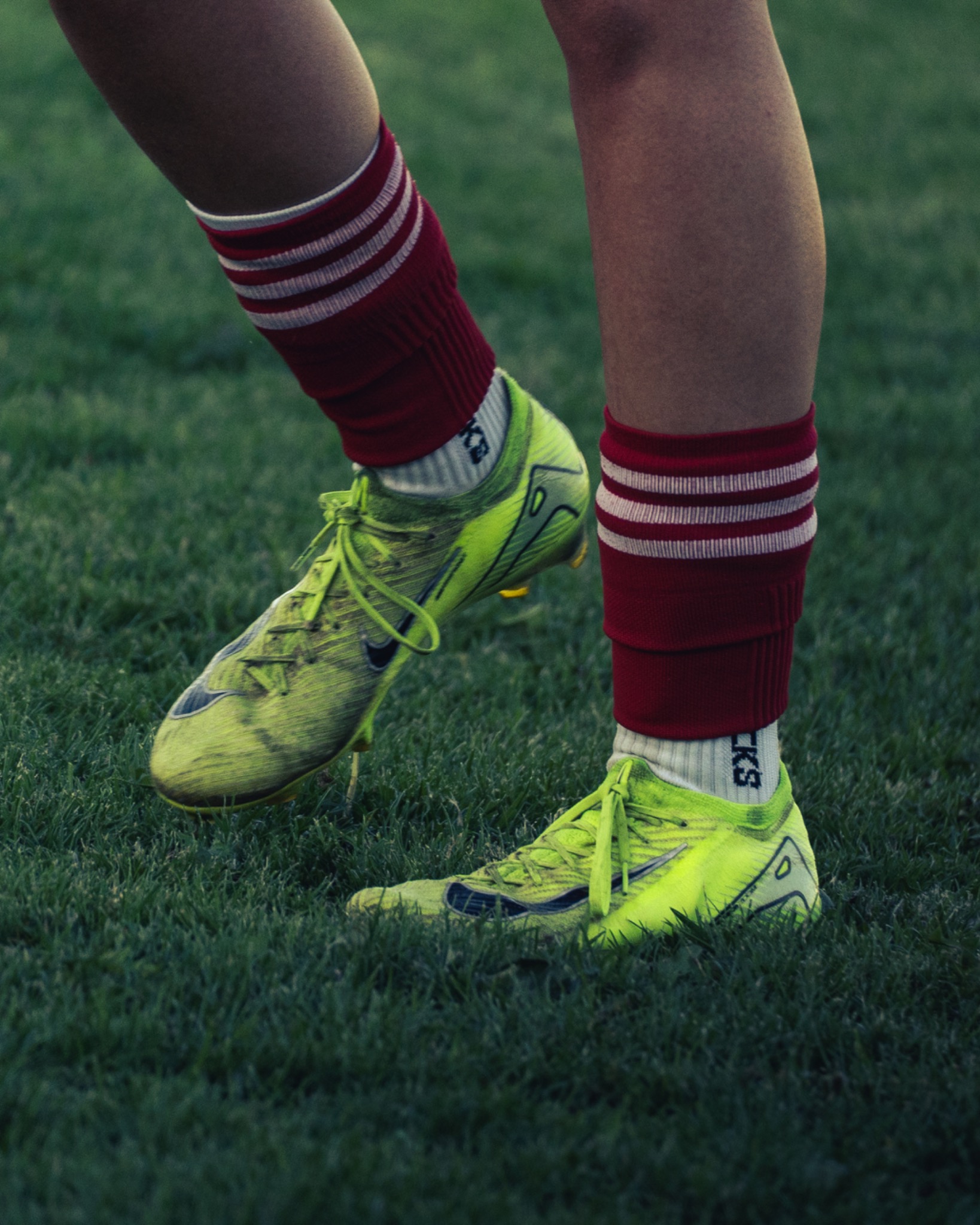 Fußballschuhe und Stutzen auf dem Rasen