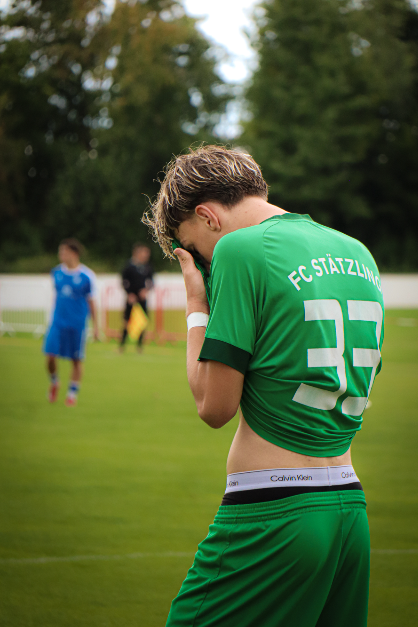 Fußballspieler im grünen Trikot
