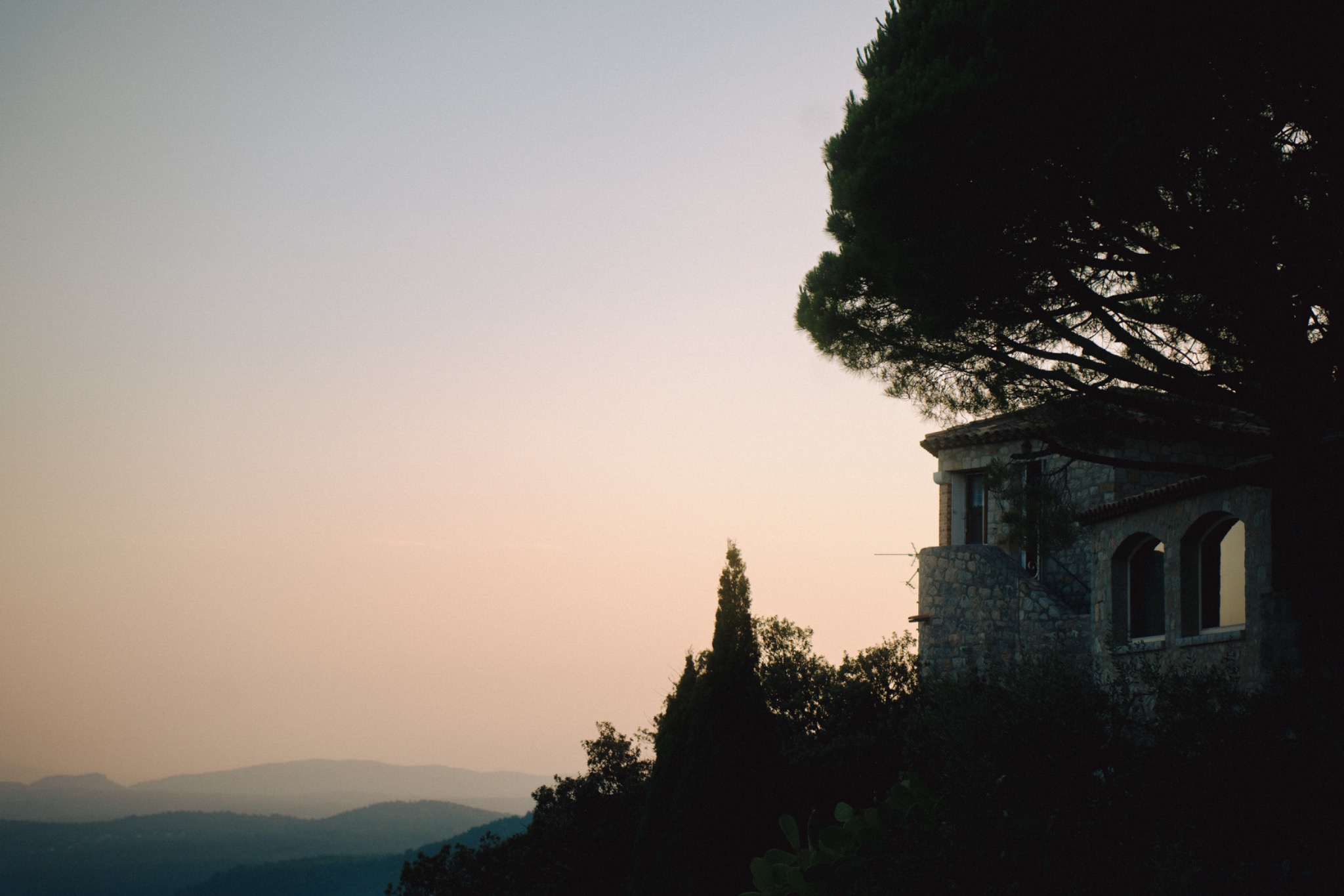 Landschaft und Haus im Abendlicht
