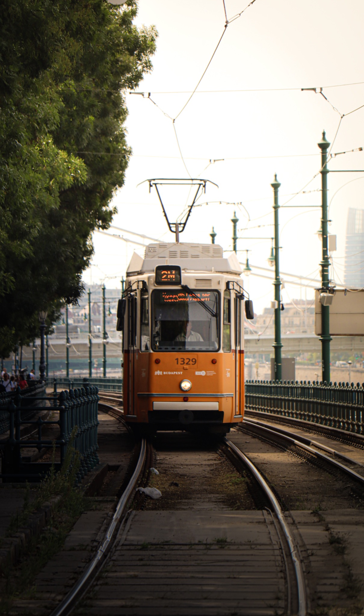 Straßenbahn auf einer Stadtstraße